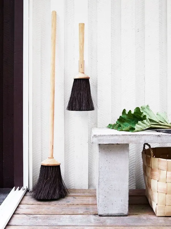 PORCH BROOM WITH SHORT HANDLE